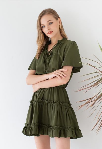 فستان بأكمام واسعة وفتحة رقبة على شكل V باللون الأخضر العسكري
