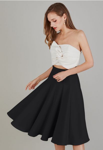 Graceful Flare Silhouette Skirt in Black