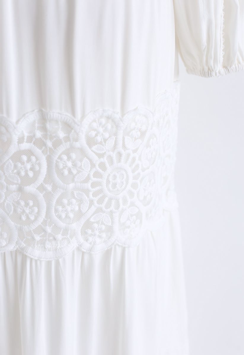 فستان بوهو ماكسي مطرز من الكروشيه باللون الأبيض