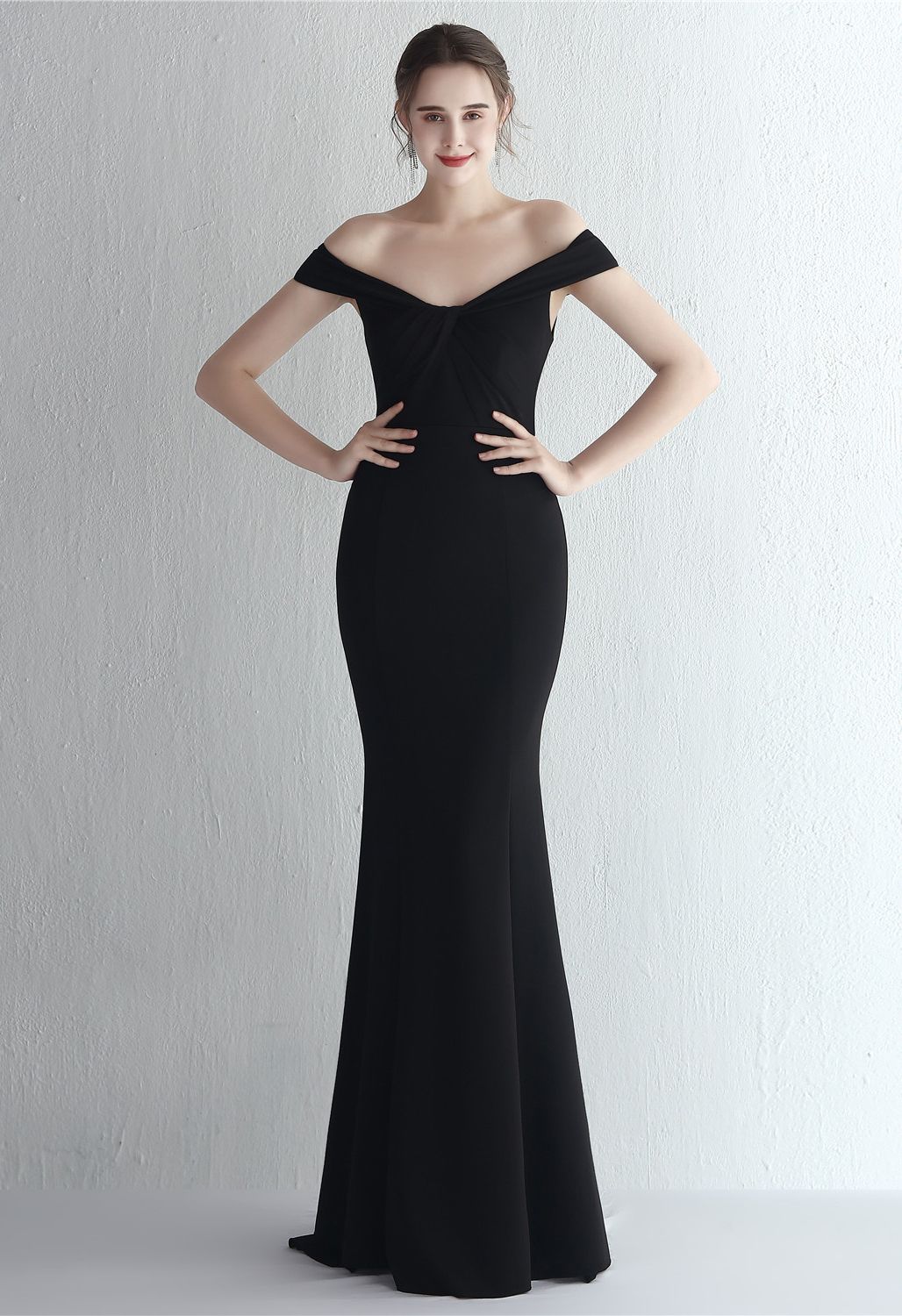 فستان مكشوف الكتفين من الأمام باللون الأسود