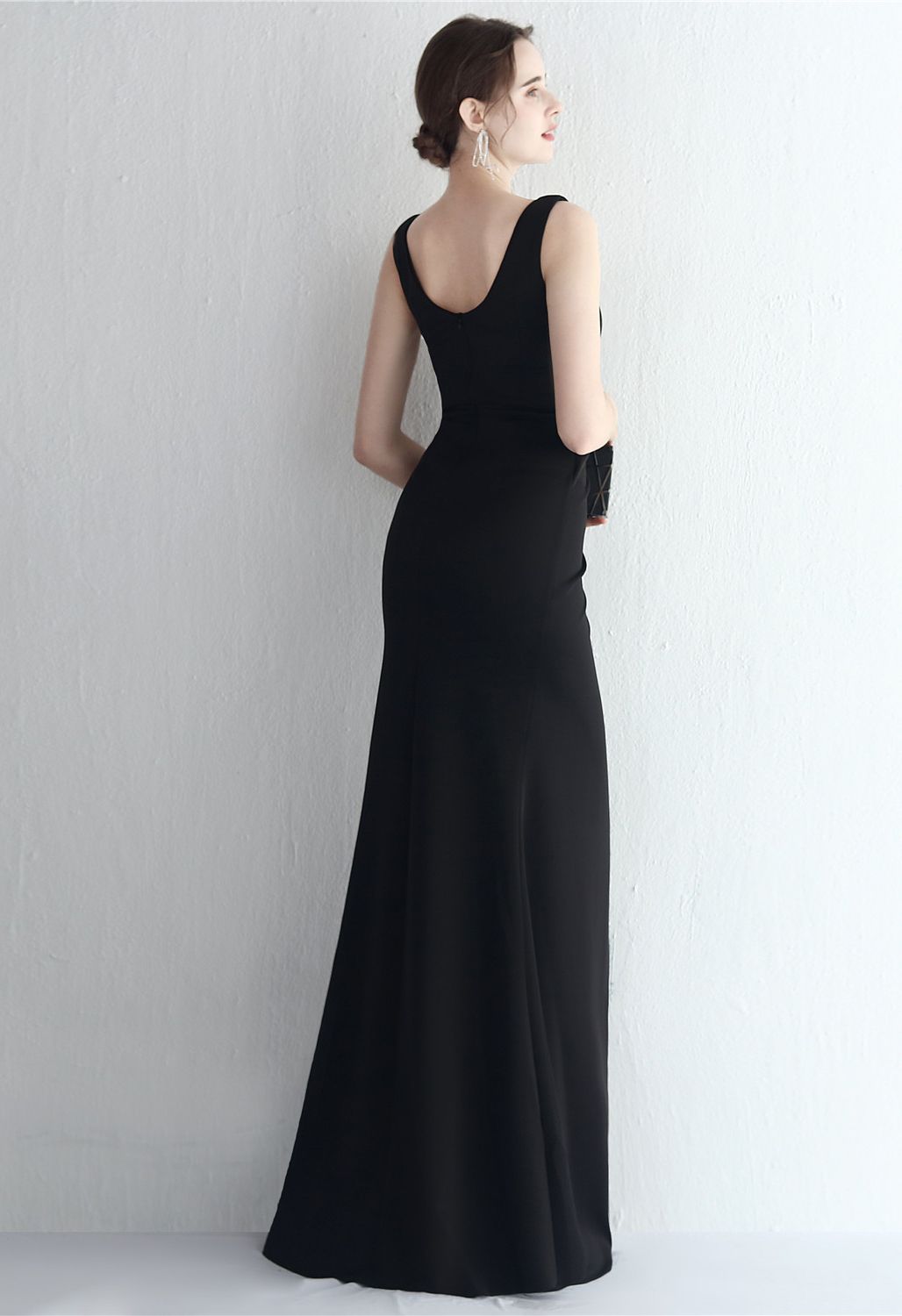 فستان بخصر مرتفع بفتحة باللون الأسود