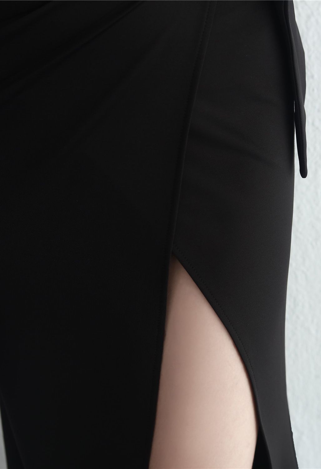 فستان بخصر مرتفع بفتحة باللون الأسود