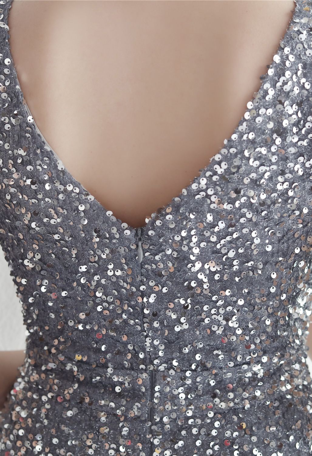 فستان بفتحة رقبة على شكل V من الترتر اللامع باللون الفضي