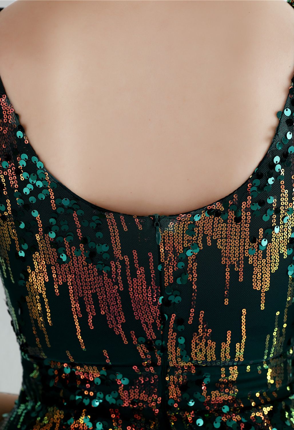 فستان طويل بفتحة رقبة على شكل V ومزين بالترتر متعدد الألوان باللون الزمردي