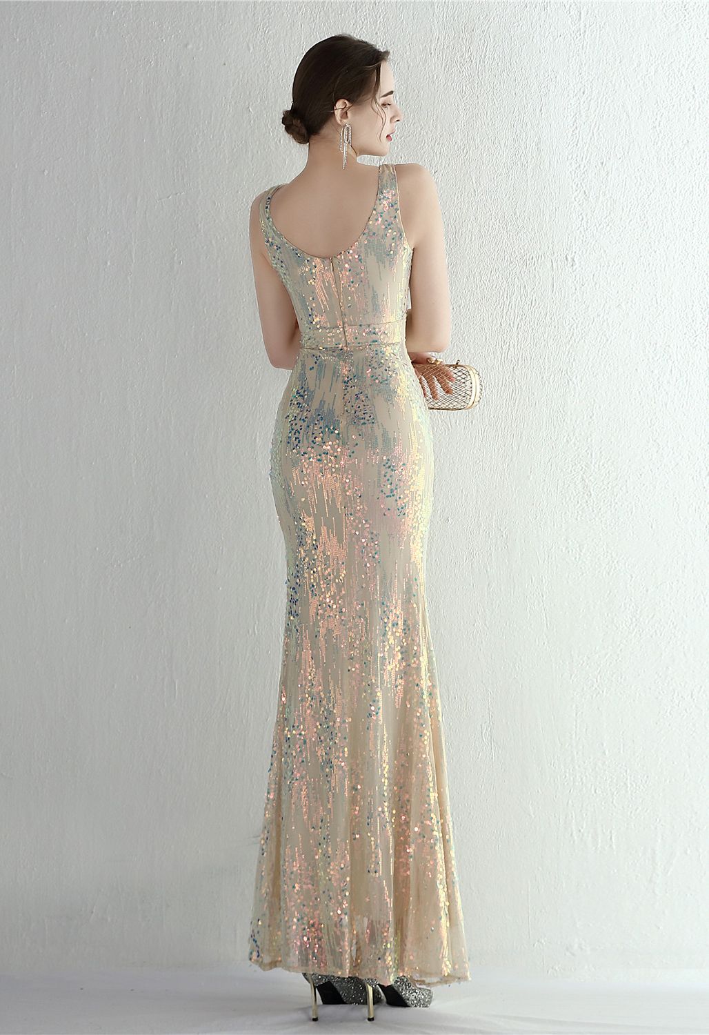 فستان بفتحة رقبة على شكل V ومزين بالترتر متعدد الألوان باللون الذهبي