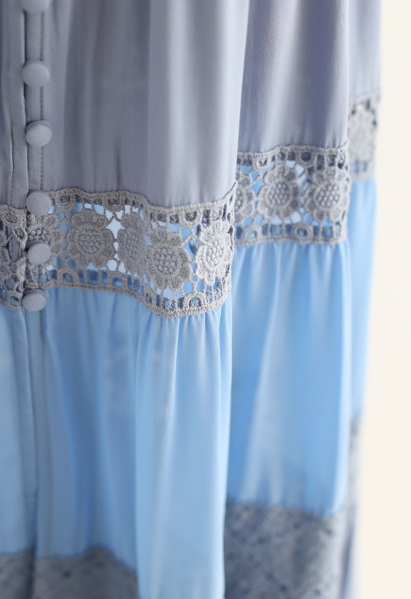 فستان ماكسي بلا أكمام بأزرار من الكروشيه باللون الأزرق المترب