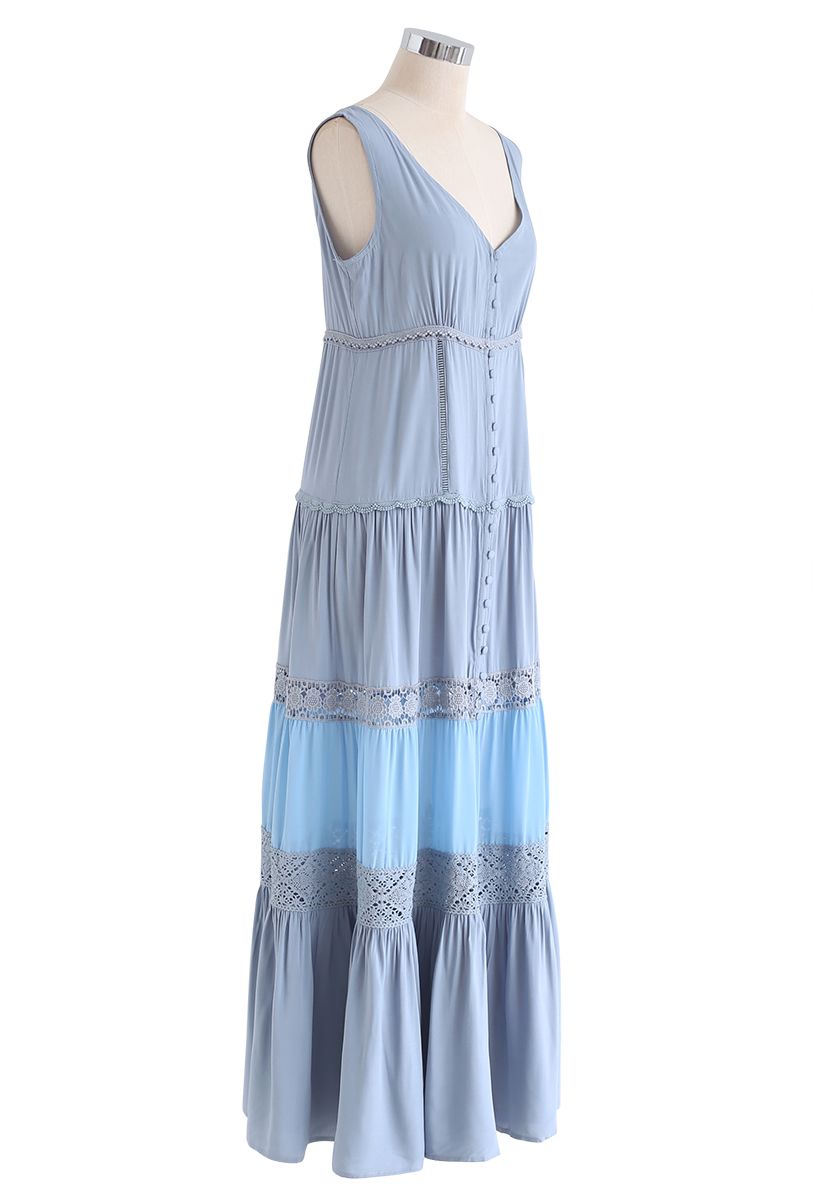فستان ماكسي بلا أكمام بأزرار من الكروشيه باللون الأزرق المترب