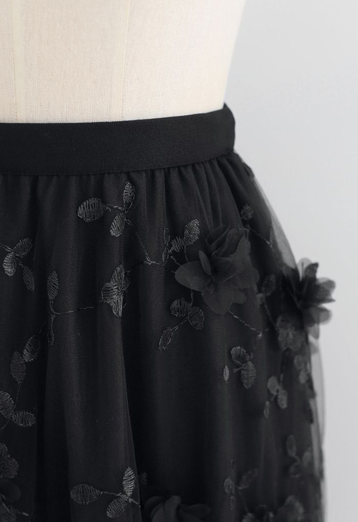 تنورة تول ميدي مطرزة بالزهور ثلاثية الأبعاد باللون الأسود