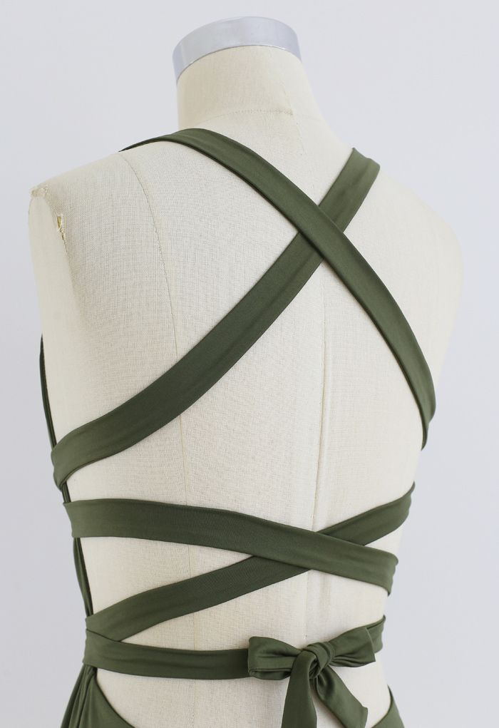 بدلة سباحة من قطعة واحدة بفتحة رقبة على شكل V برباط من قطعة واحدة باللون الأخضر العسكري
