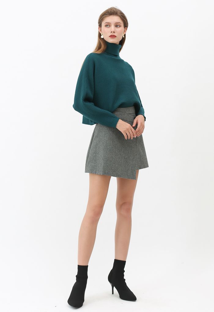 تنورة قصيرة من الصوف المخلوط بأزرار باللون الأخضر الداكن