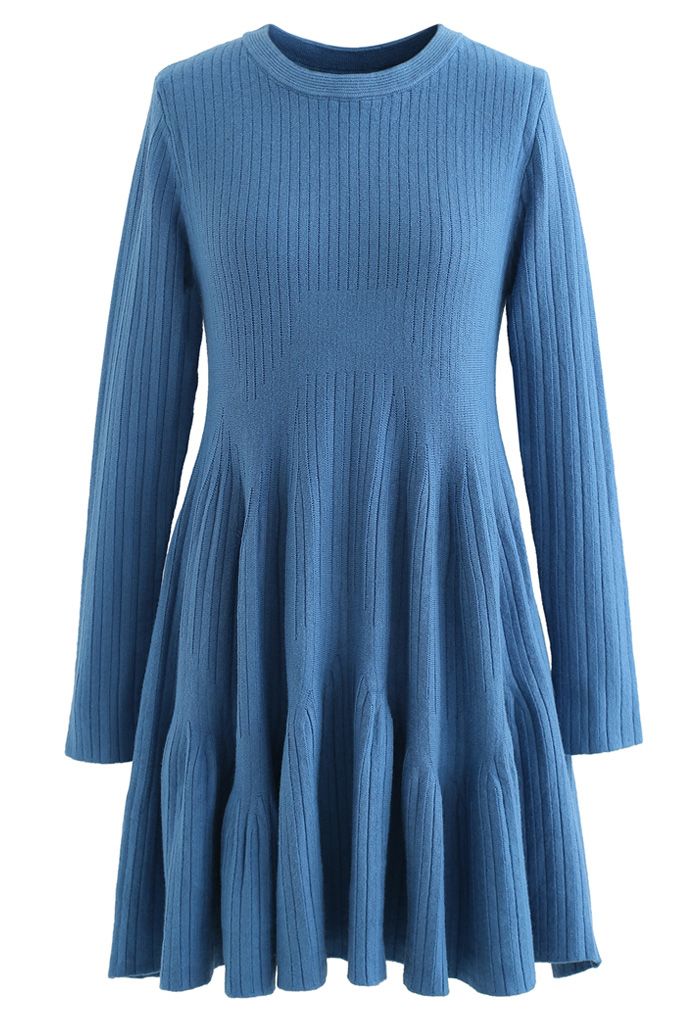 فستان منسوج برقبة دائرية وحاشية مكشكشة باللون الأزرق