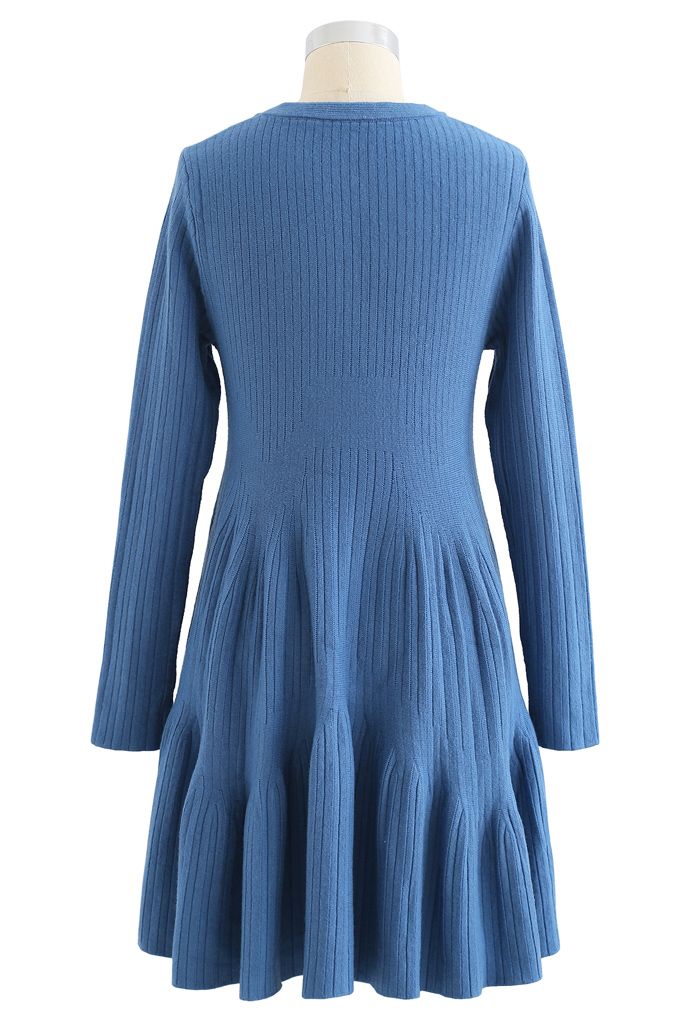 فستان منسوج برقبة دائرية وحاشية مكشكشة باللون الأزرق