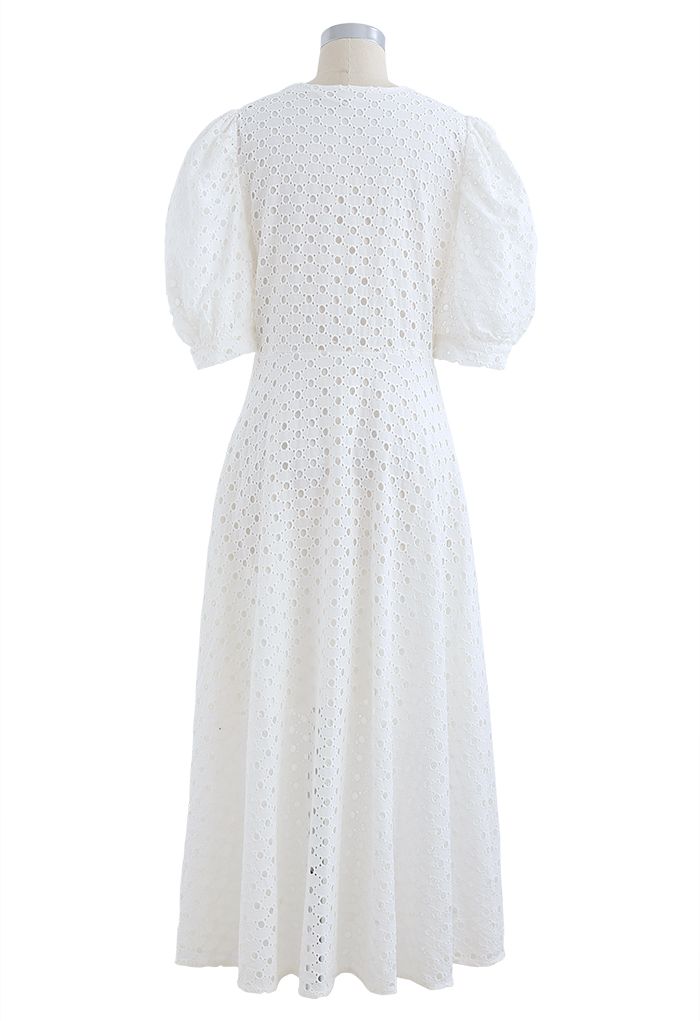 فستان بفتحة رقبة على شكل V وأزرار باللون الأبيض