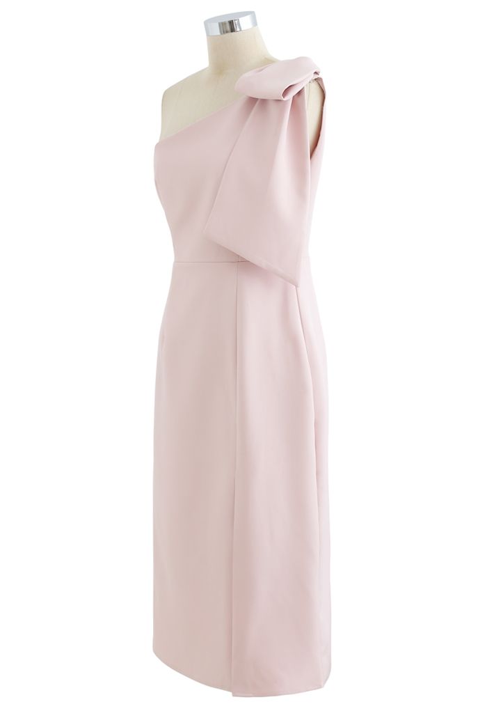 فستان قصير بشق مائل وحزام فيونكة باللون الوردي