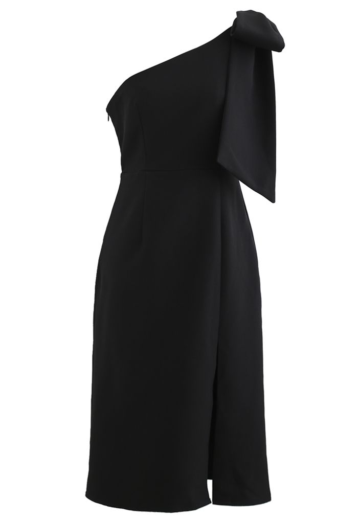 فستان قصير بحمالات مائلة باللون الأسود