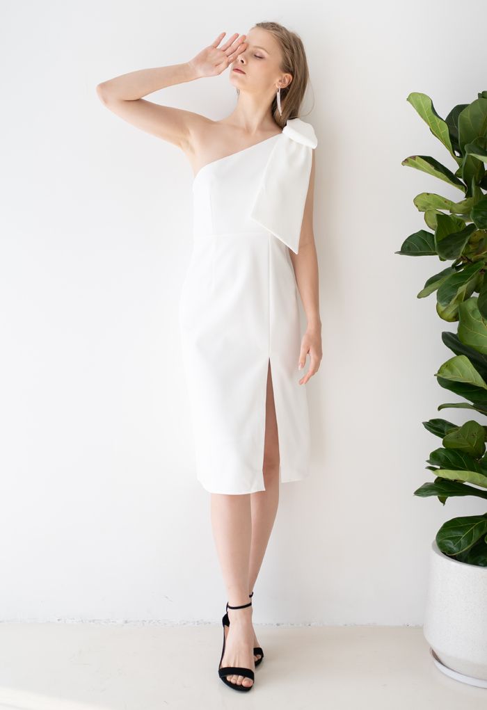 فستان بفيونكة وشق مائل باللون الأبيض