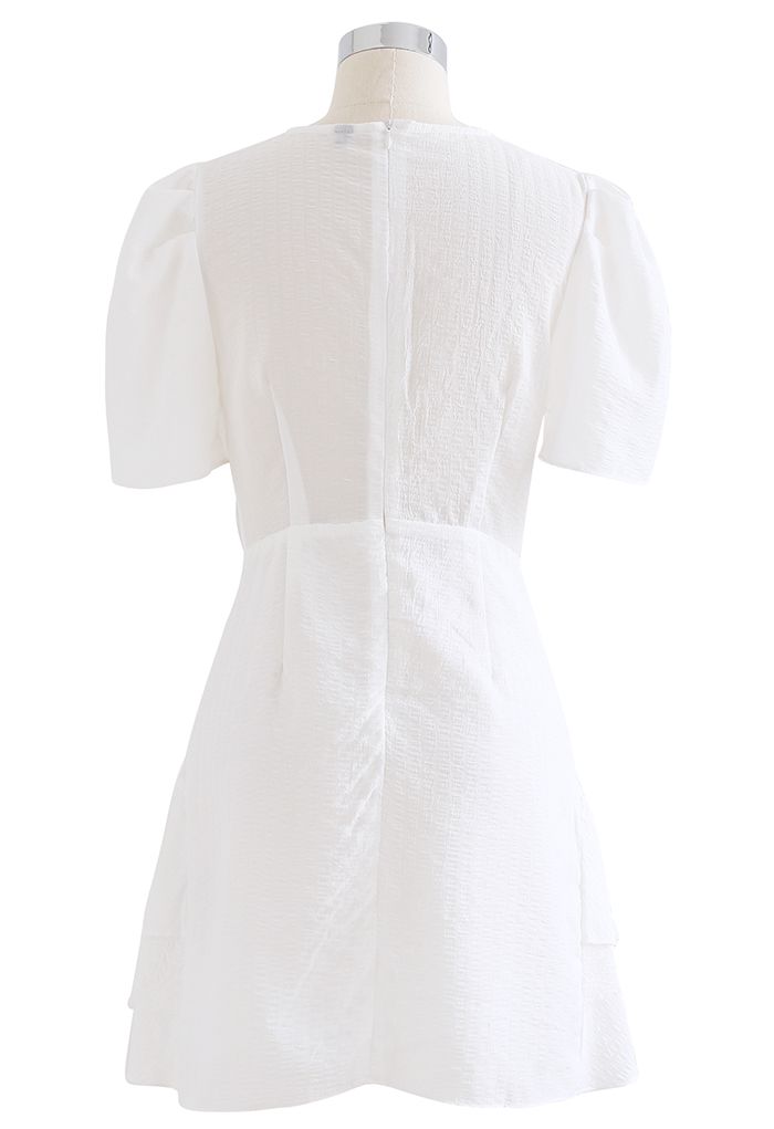 فستان قصير متدرج منقوش من الدانتيل باللون الأبيض