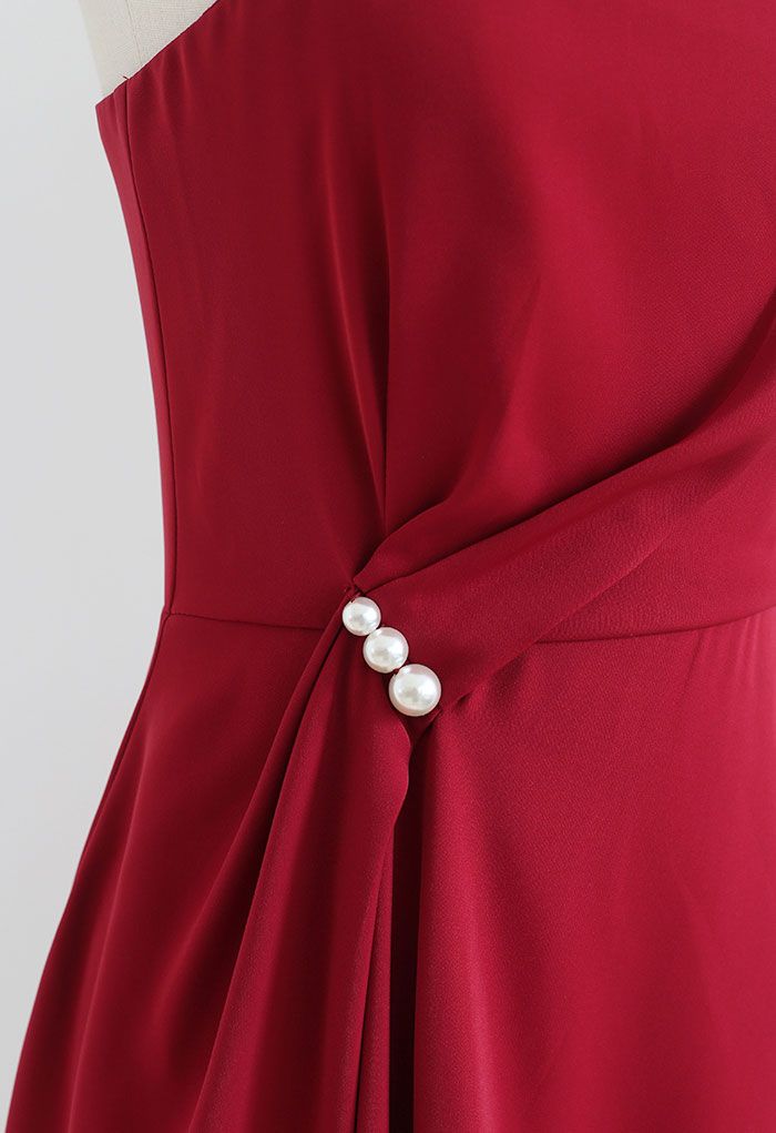 فستان كامي غير متماثل مكشكش مزين باللؤلؤ باللون الأحمر