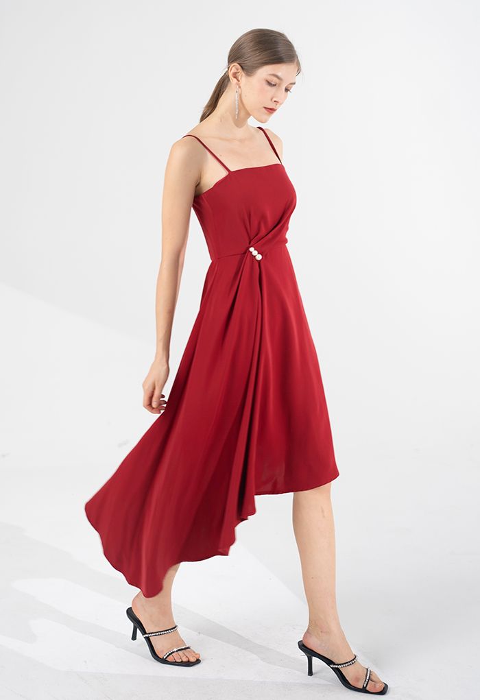 فستان كامي غير متماثل مكشكش مزين باللؤلؤ باللون الأحمر