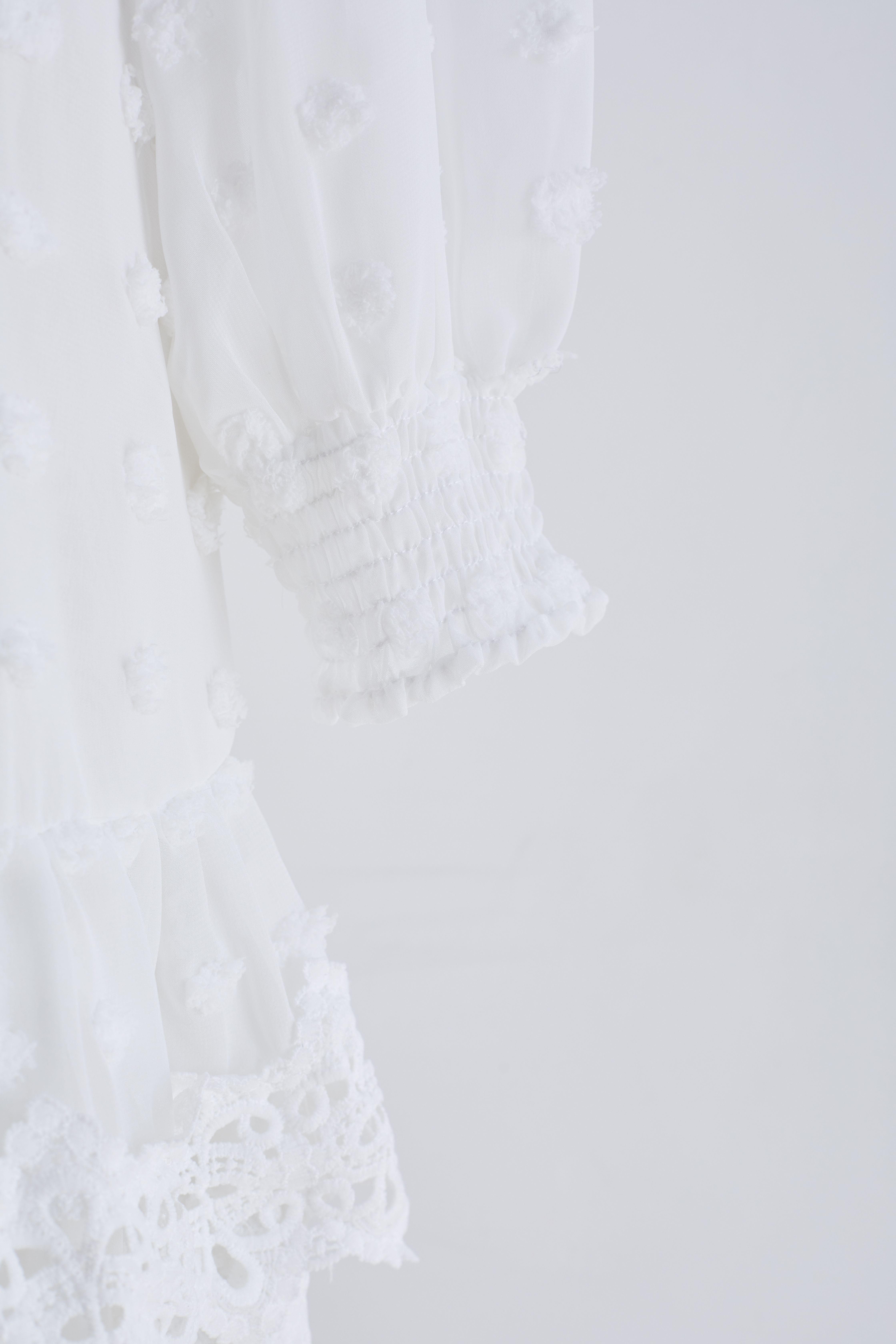 فستان قطن كاندي بحافة كروشيه شفاف متوسط الطول باللون الأبيض