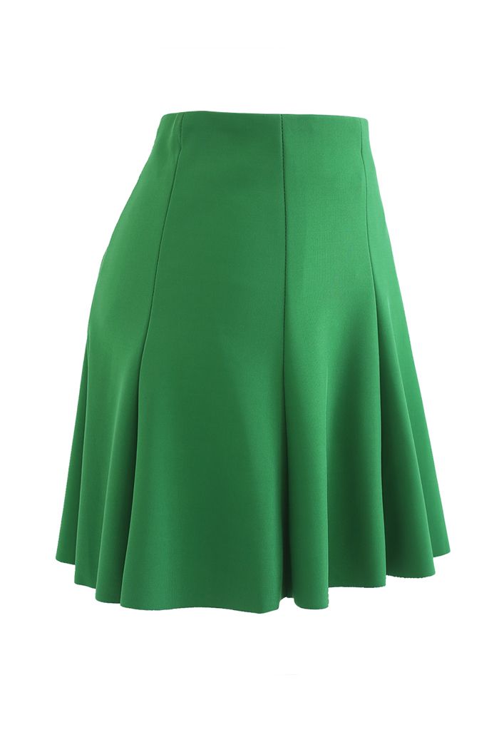 تنورة قصيرة بحافة واسعة باللون الأخضر