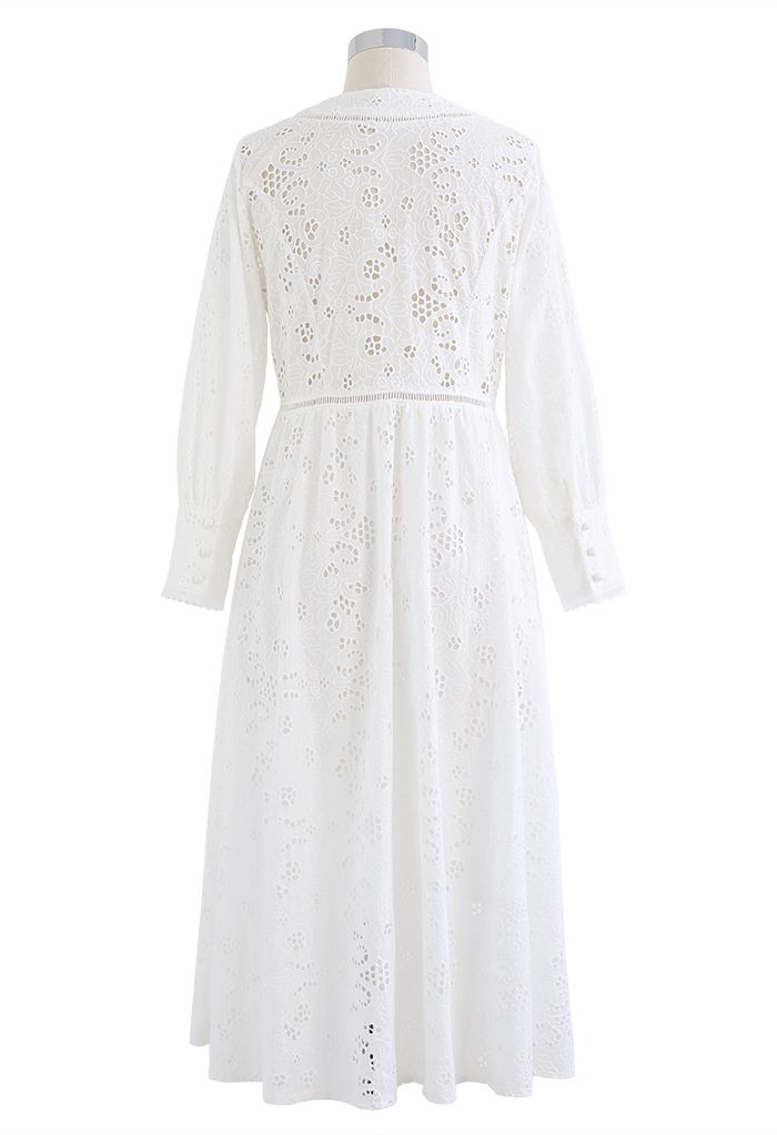 فستان متوسط الطول مطرز بفتحات تطريز أبيض سادة