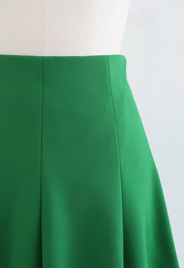 تنورة قصيرة بحافة واسعة باللون الأخضر