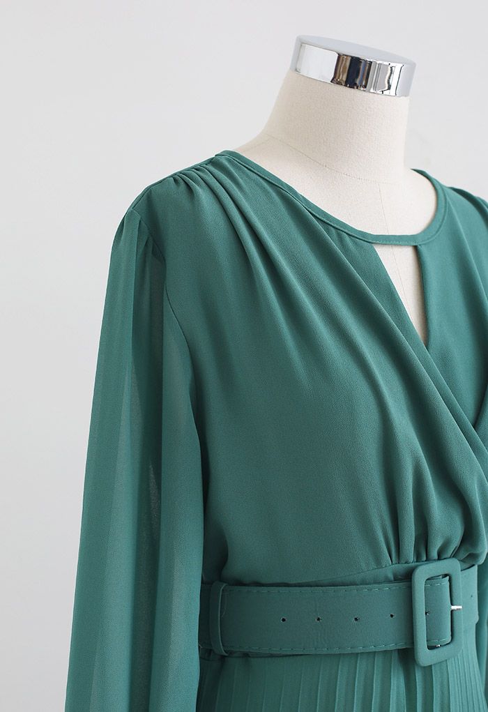 فستان طويل من الشيفون بطيات ملفوف من الشيفون باللون الأخضر
