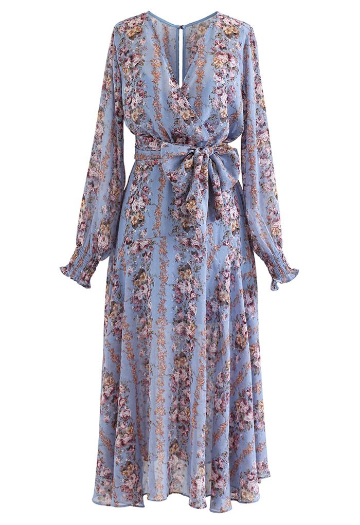 فستان ملفوف من الجاكار منقّط بطبعات فلاور فاينز باللون الأزرق