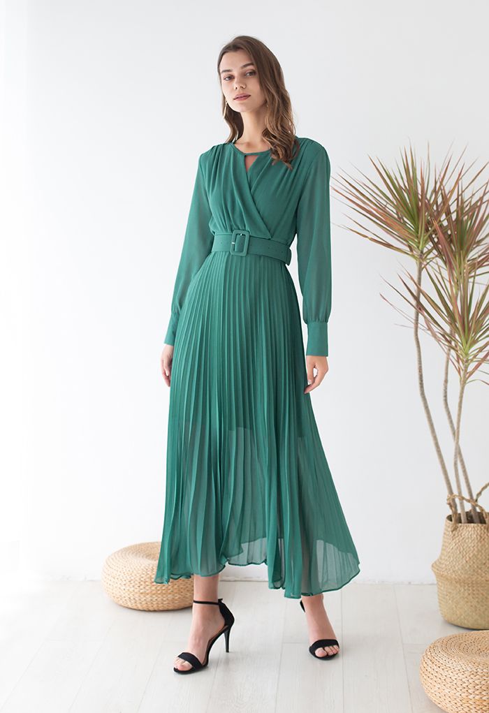 فستان طويل من الشيفون بطيات ملفوف من الشيفون باللون الأخضر