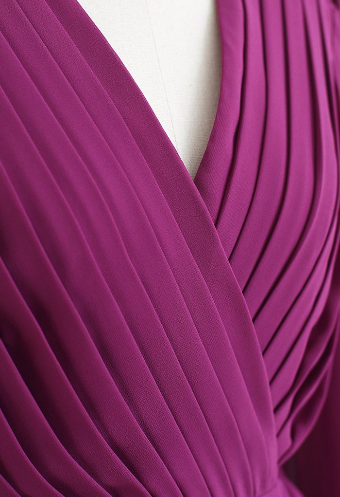 فستان قصير شيفون بفتحة رقبة على شكل V وحافة مكشكشة باللون الأرجواني