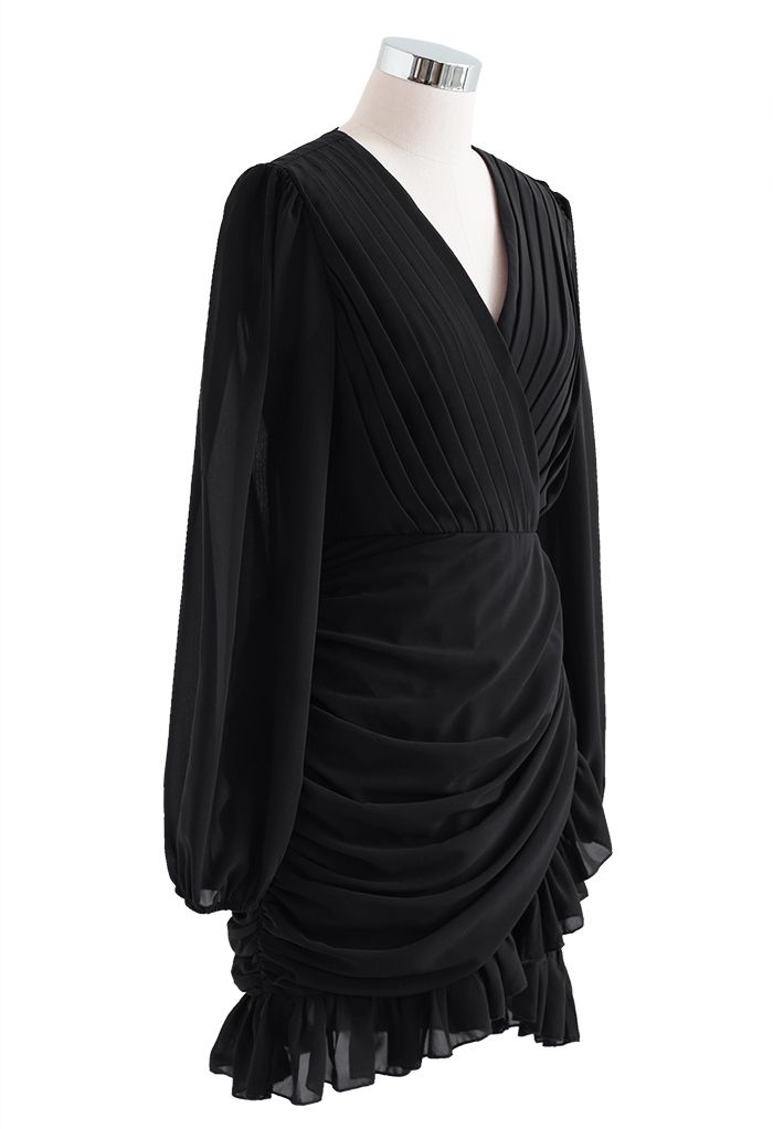 فستان قصير شيفون بفتحة رقبة على شكل V وحافة مكشكشة باللون الأسود