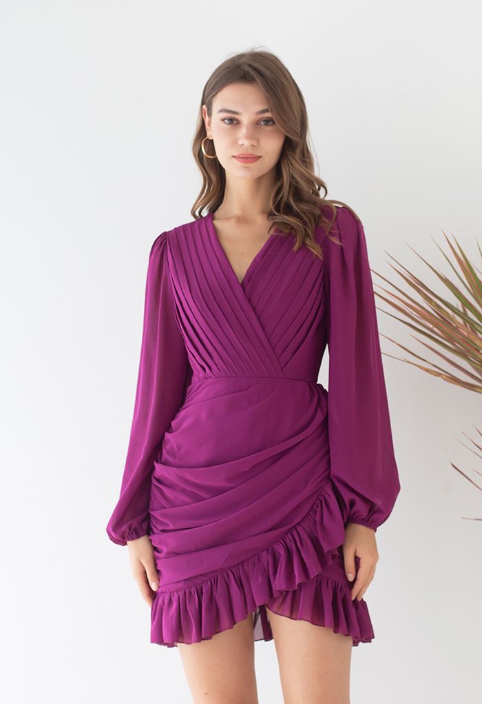 فستان قصير شيفون بفتحة رقبة على شكل V وحافة مكشكشة باللون الأرجواني