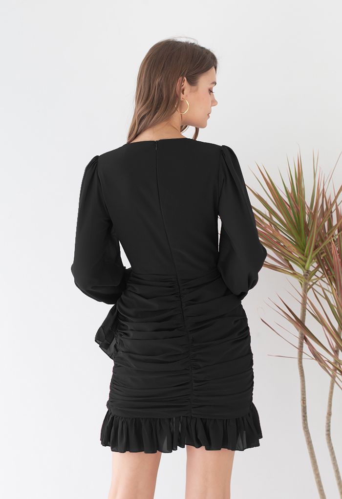 فستان قصير شيفون بفتحة رقبة على شكل V وحافة مكشكشة باللون الأسود