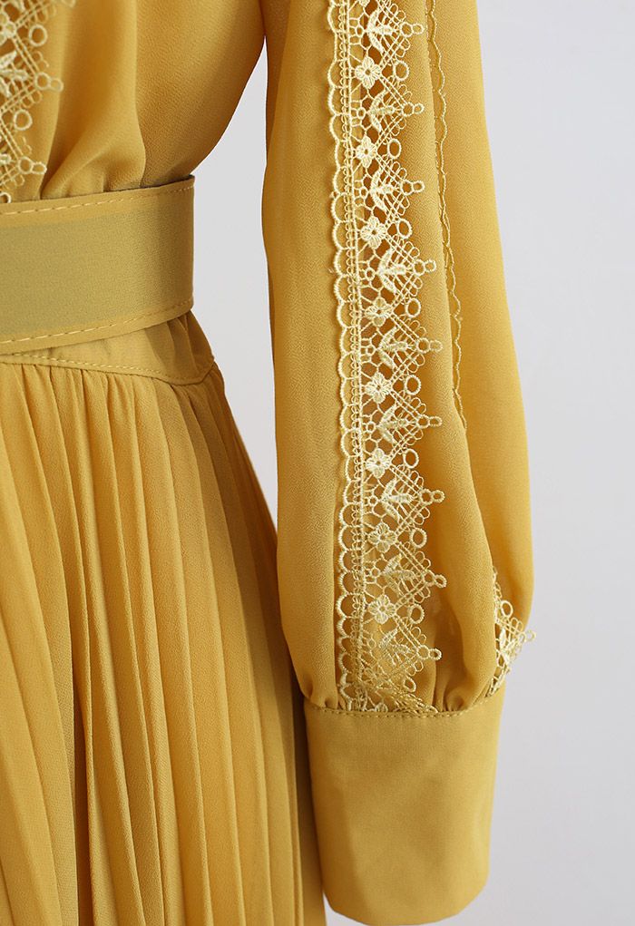 فستان شيفون ذو ثنيات وحزام مزين بالكروشيه باللون الأصفر