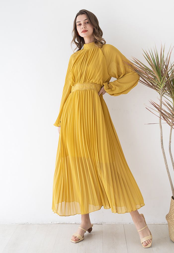 فستان طويل بخصر مطاطي وطيات كاملة باللون الأصفر