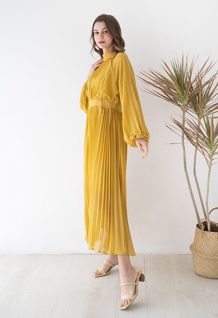 فستان طويل بخصر مطاطي وطيات كاملة باللون الأصفر