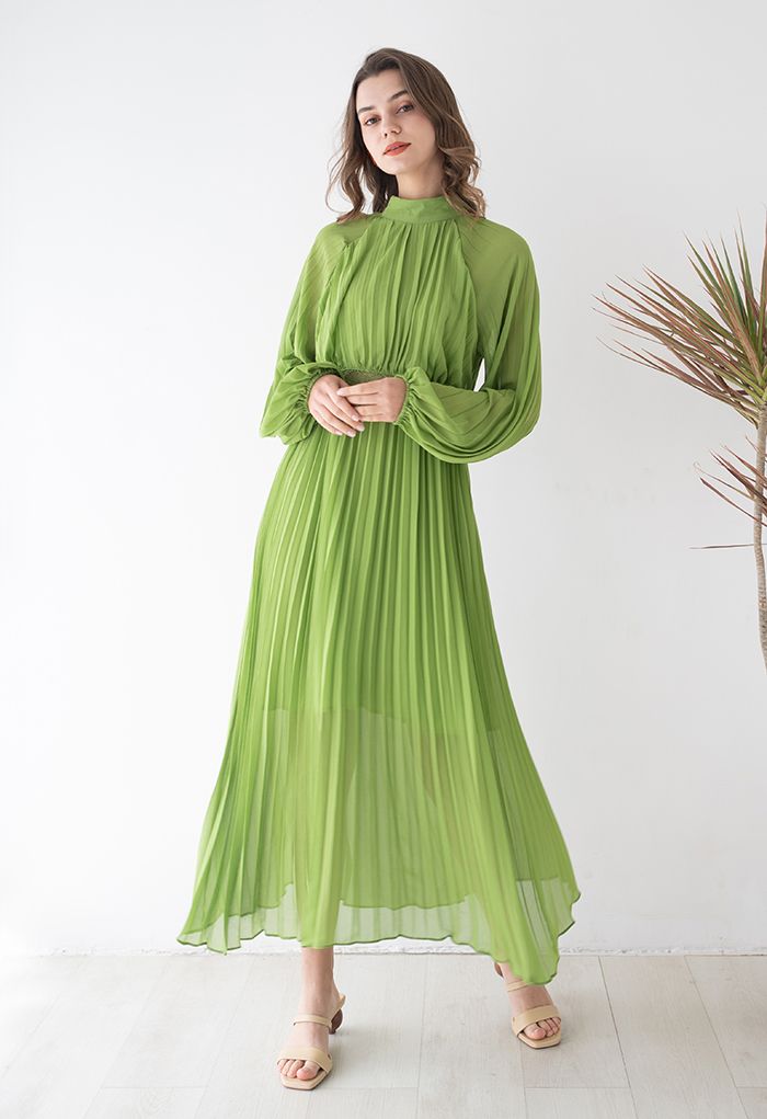 فستان طويل بطيات كاملة باللون الأخضر