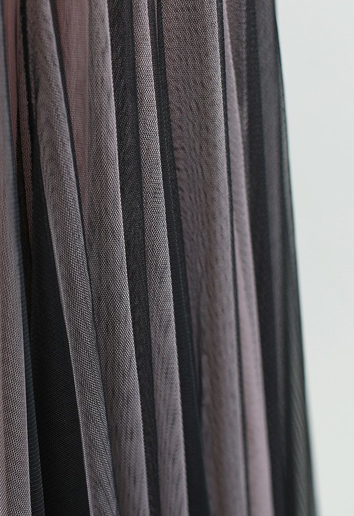 تنورة ماكسي تول مزينة بألوان مختلطة باللون الأسود