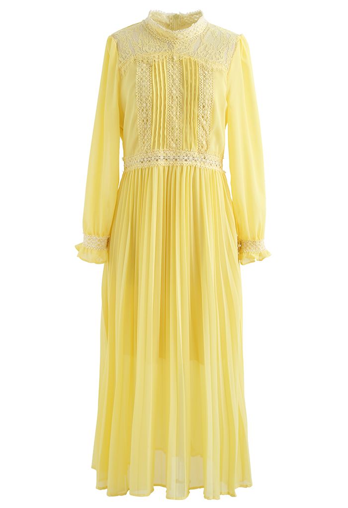 فستان شيفون بطيات بياقة زخرفية من الدانتيل باللون الأصفر