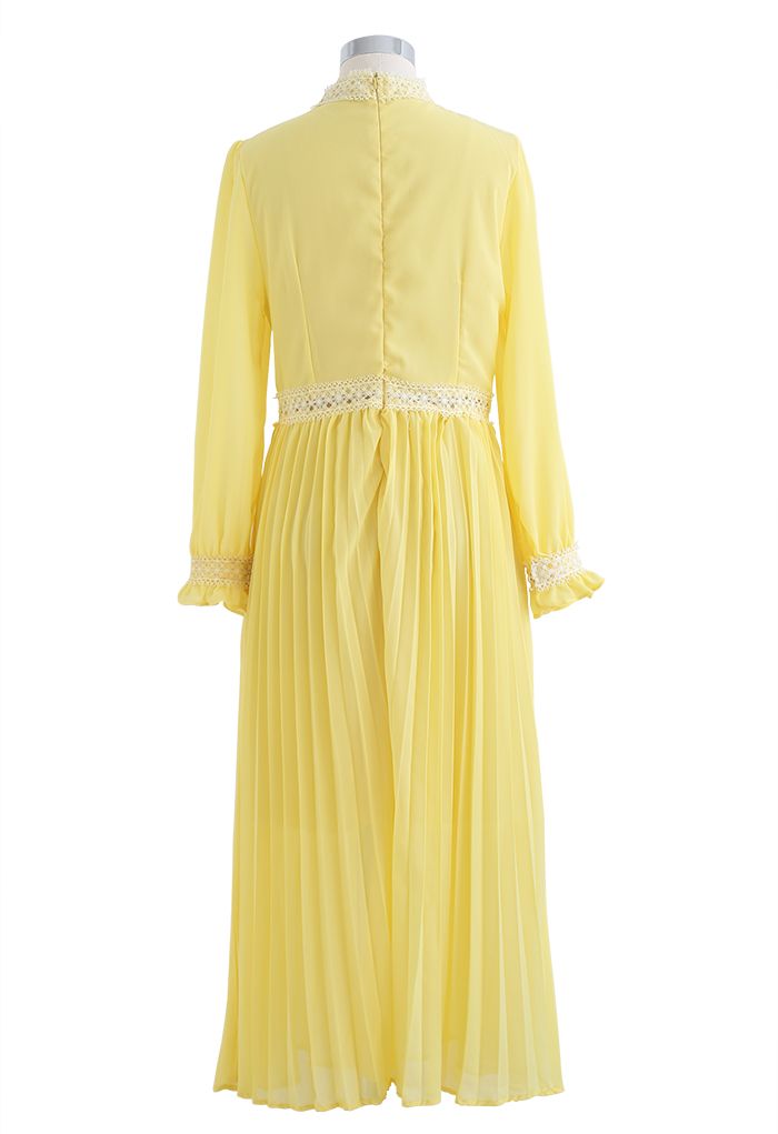 فستان شيفون بطيات بياقة زخرفية من الدانتيل باللون الأصفر