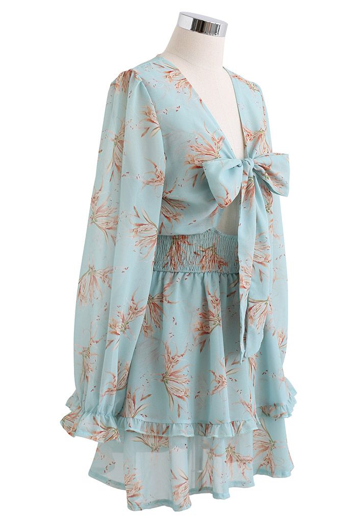 فستان قصير شيفون بنقشة زهور وربطة عنق أمامية باللون الأزرق المخضر