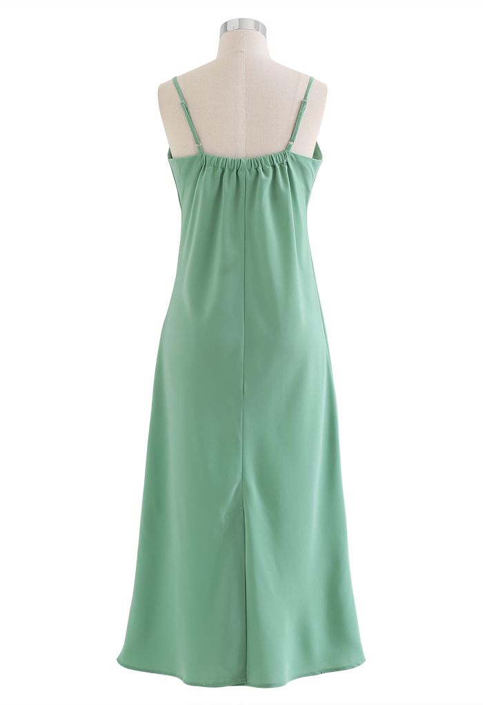 فستان كلاسيكي من الساتان بحاشية منقسمة باللون الأخضر