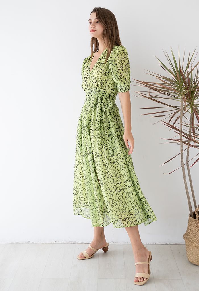 فستان ماكسي شيفون ملفوف بشبكة زهور باللون الأخضر