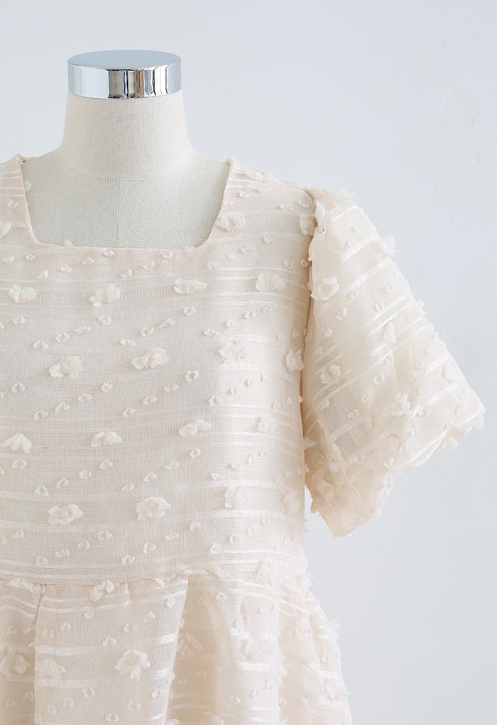 فستان قصير بطبقة شبكية من القطن ثلاثي الأبعاد باللون الكريمي