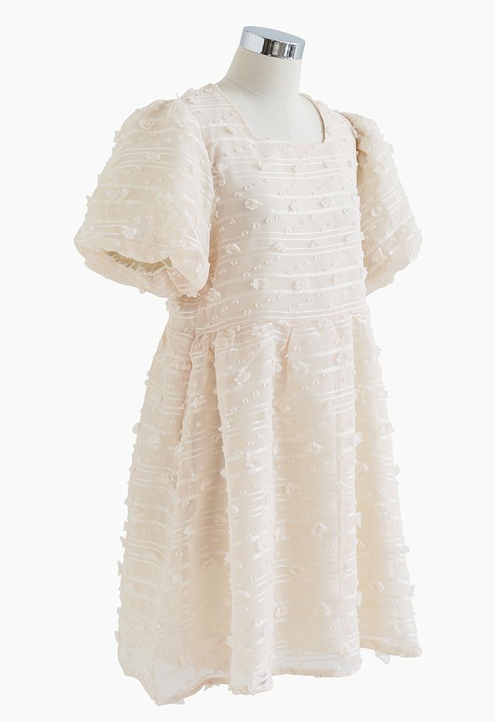 فستان قصير بطبقة شبكية من القطن ثلاثي الأبعاد باللون الكريمي