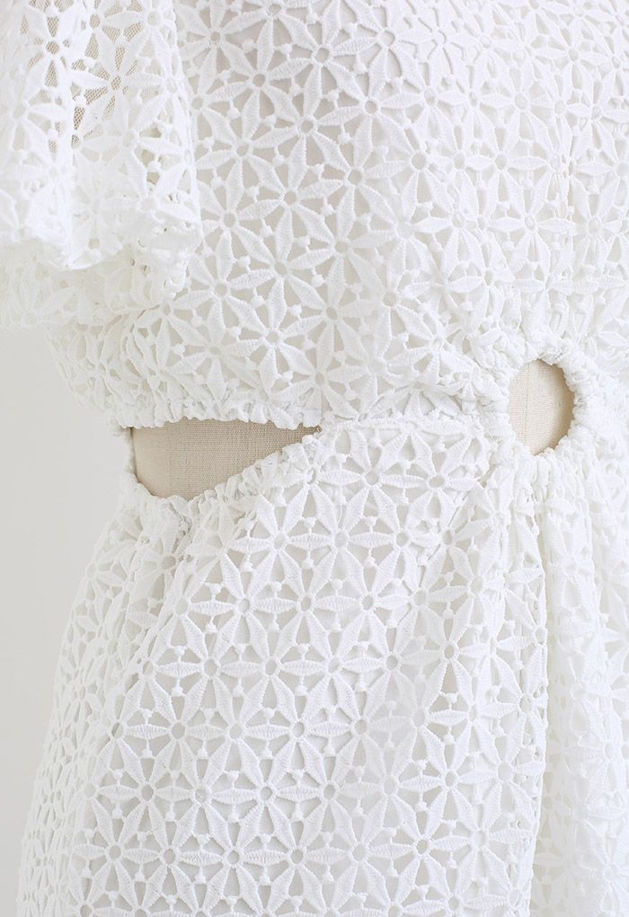 فستان قصير بحلقة دائرية على الخصر باللون الأبيض