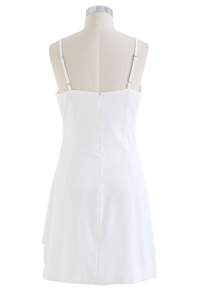 فستان كامي غير متماثل بتصميم ملفوف بكشكشة باللون الأبيض