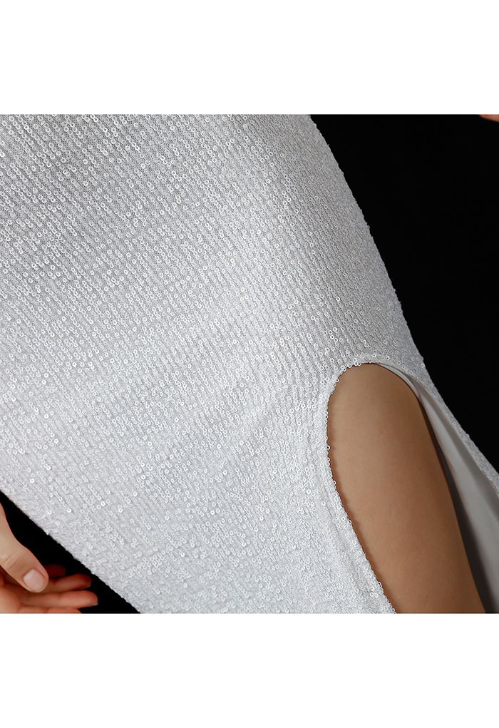 فستان من الكامي بتصميم ملفوف ومزين بالترتر باللون الأبيض