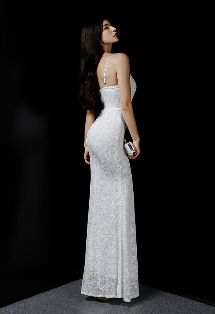 فستان من الكامي بتصميم ملفوف ومزين بالترتر باللون الأبيض